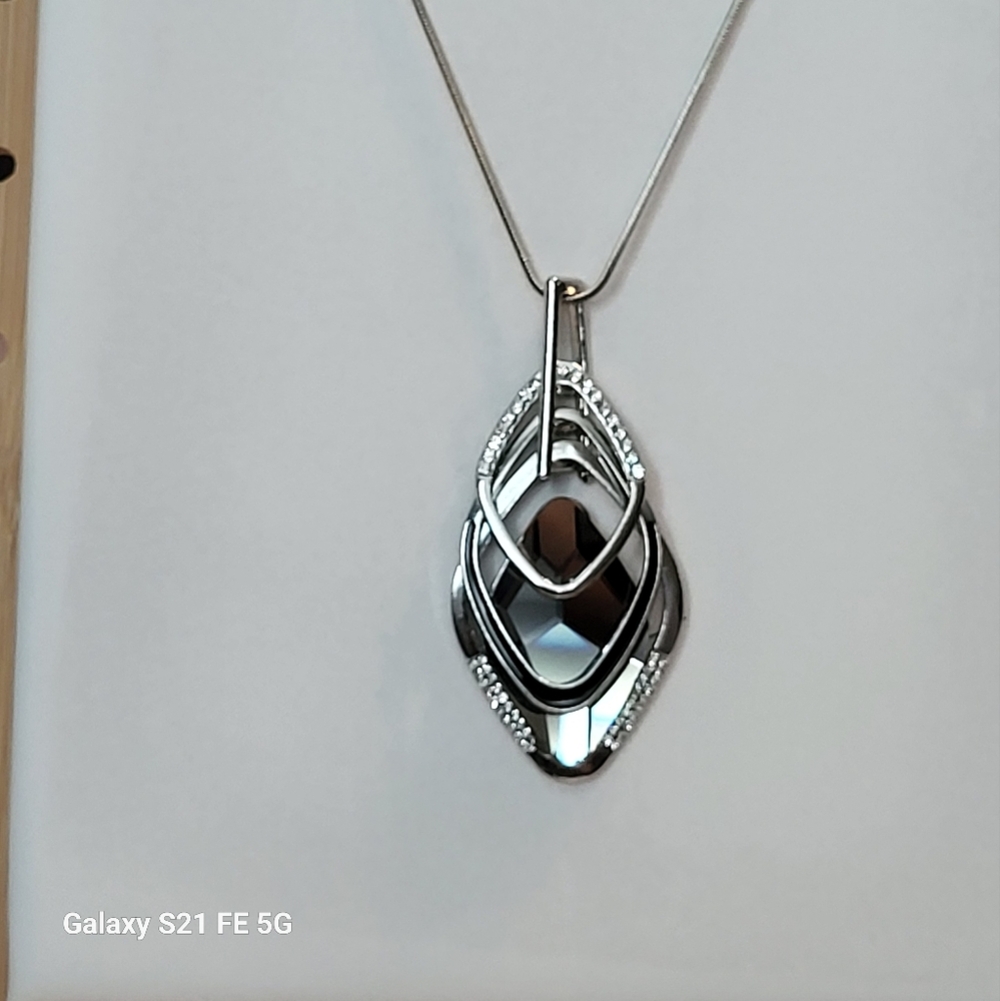 🩷 3/$15 3-tier Diamond Shaped Silver Pendant Necklace with crystal detail NWOT - Picture 2 of 5
